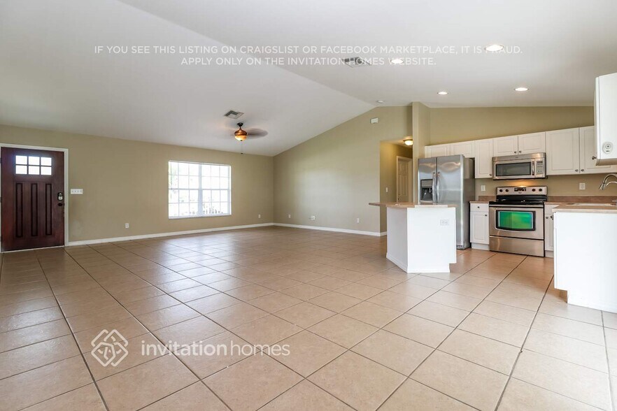 Building Photo - 3322 Oasis Blvd