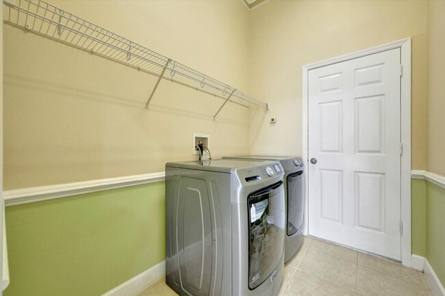 Building Photo - Convenient Central Location - 4 Bedroom + ...