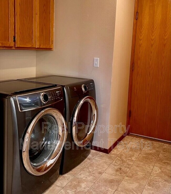 Building Photo - 214 Reeds Ln