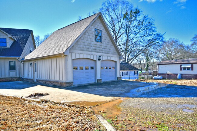 Building Photo - 400 Sunward Path