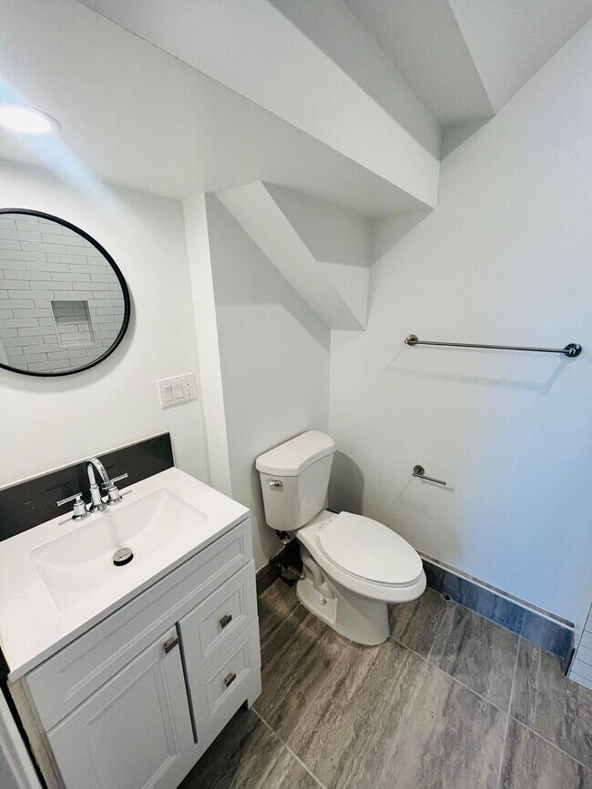 Building Photo - Mid City/Koreatown Recently Renovated Studio Available Now! Hurry Won't Last