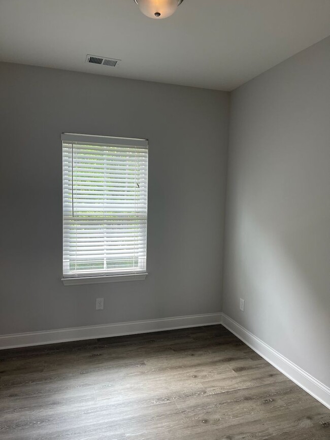 Building Photo - Amenities and Location Make this 3-Level T...