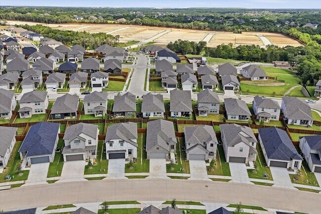 Building Photo - 508 Green Grass Dr