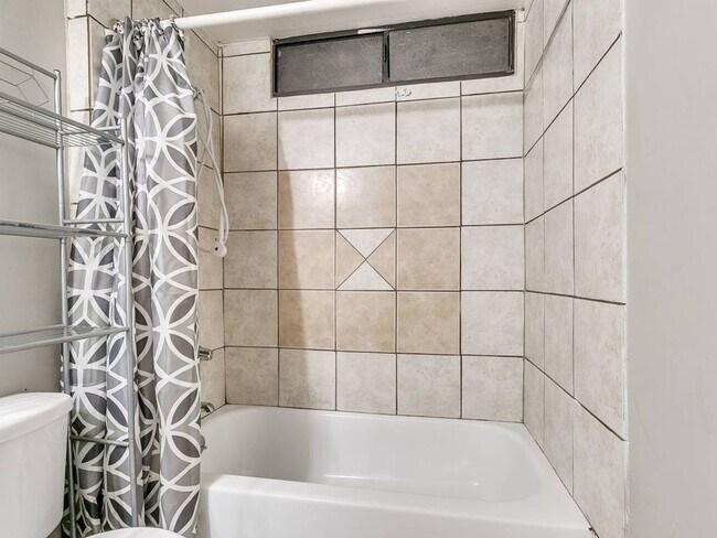 Building Photo - Cute Duplex - Upper Unit!