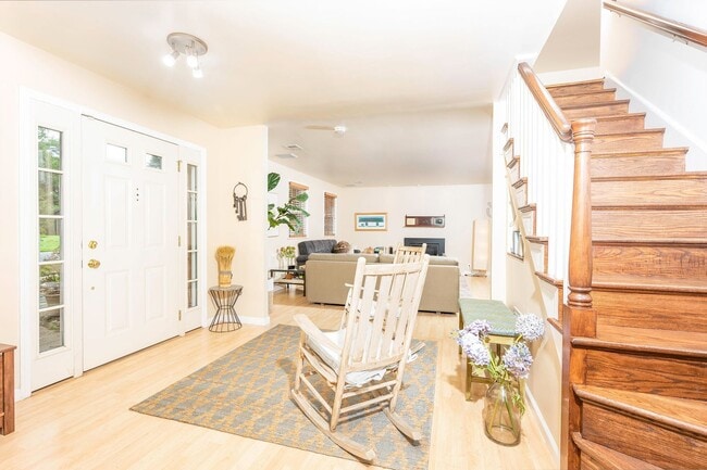 Building Photo - Amazingly Beautiful Fully Renovated 4BR/DEN/3FB/GAR North Bethesda Home