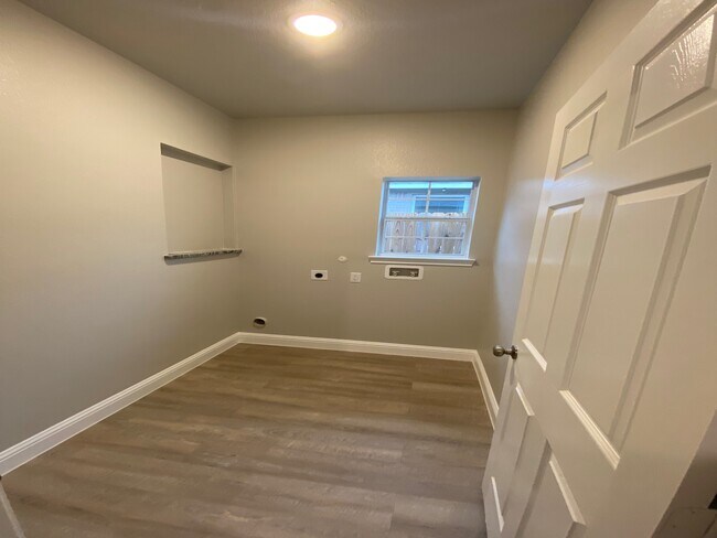 Building Photo - 2211 Henry St