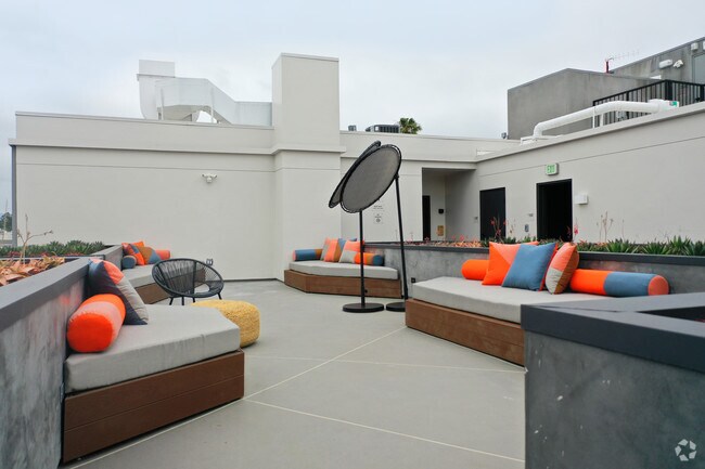 Sun Deck - 3675 Dunn