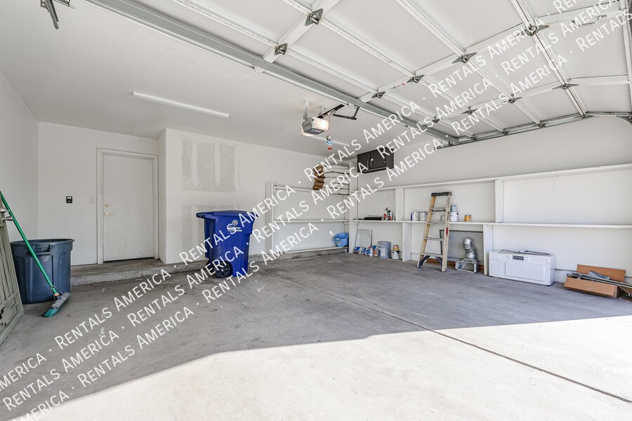 Building Photo - 1413 N Oak St