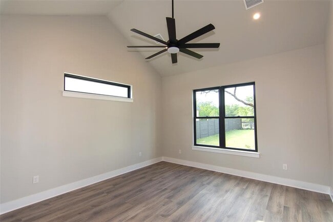 Building Photo - 2804 Lawrence Dr