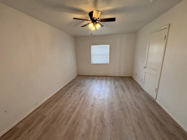 Building Photo - 2 bed 1.5bath  New paint, new flooring, new range, fenced yard!