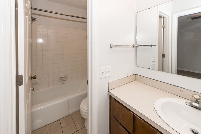 Building Photo - 3 Bedroom 2 Bath Home in Briarwood - Summe...