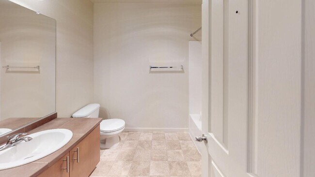 Building Photo - Perfect For Nursing Student - Beautiful Condo w/ Garage. Close To St. Vincents Hospital