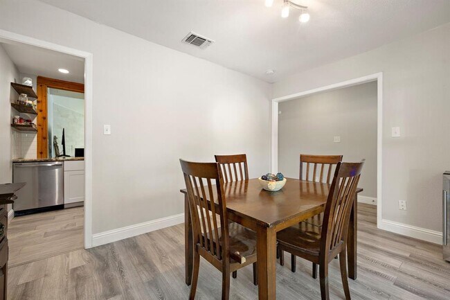 Building Photo - 1009 Rolling Green Cir