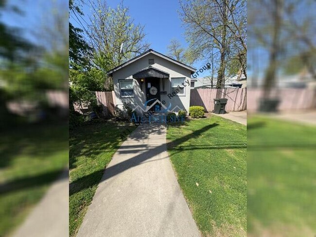 Primary Photo - Charming oak park home!!