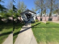 Building Photo - Charming oak park home!!