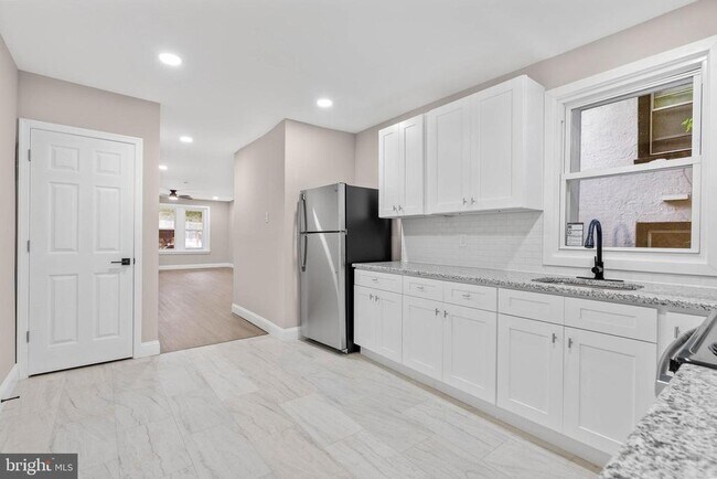 Building Photo - 4956 Baynton St
