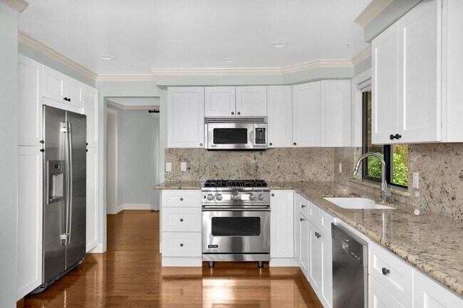 Building Photo - Luxury 3-bedroom Kirkland Bungalow