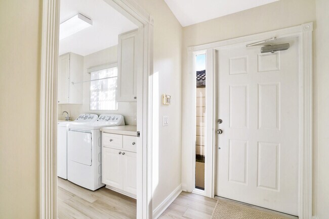 Building Photo - 8128 Montserrat Pl