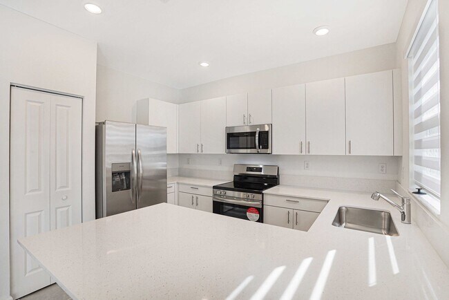 Building Photo - Brand new Townhome 3/2.5  Maximum 2 Cars