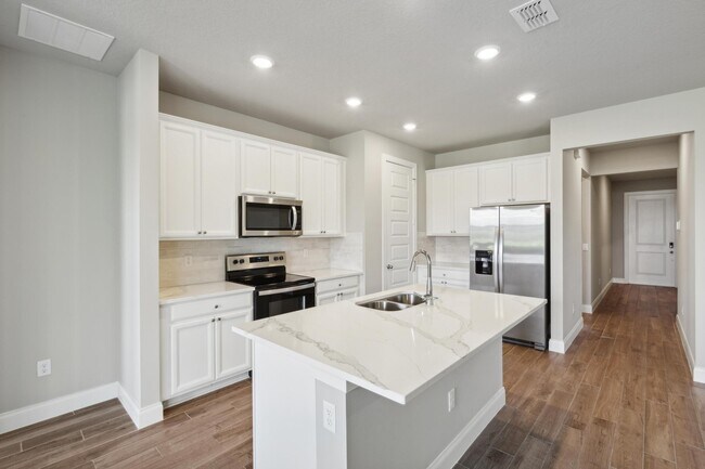Building Photo - 6616 Cloverdale Ave
