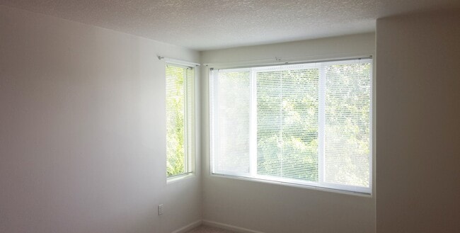 Building Photo - 3br/2.5ba Townhome with 2-Car Garage + Bonus Room  ** Central Heat & AC **