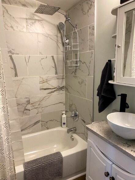 Building Photo - 809 W 40th St