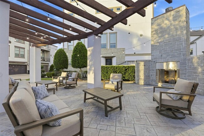 Building Photo - 819 Algona Ave