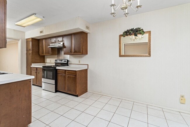 Building Photo - 5960 Townhouse Ln