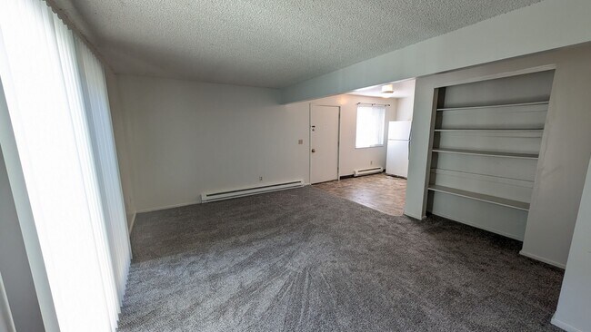 Building Photo - 2 bedroom 1 bath apartment. *1/2 off your first months rent if your application is approved by Ap...