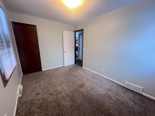 Building Photo - Rockford Schools!  4-Bedroom Duplex