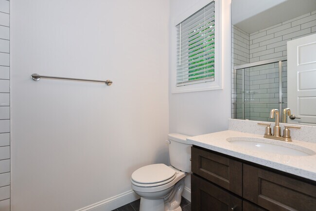 Building Photo - 1739 Crest Rd