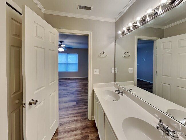 Building Photo - 1628 Poplar Shadow Dr