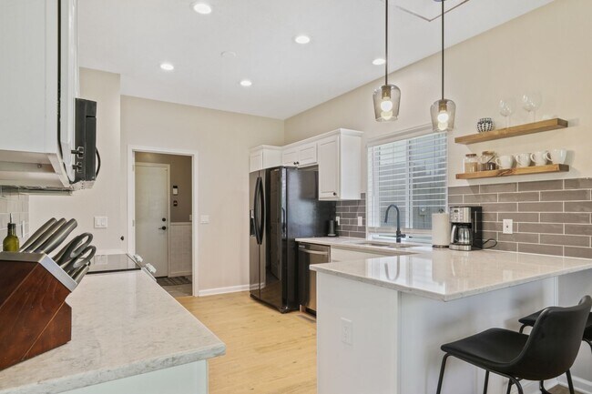 Building Photo - Stunning Raised Ranch | 4 Bedroom 3 Bathro...