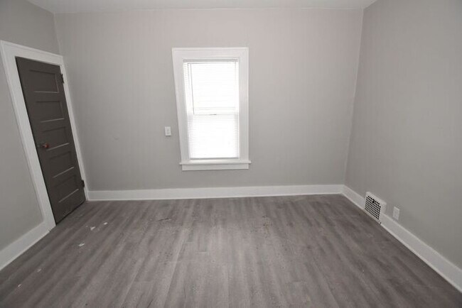 Building Photo - 2 bedroom Mishawaka Duplex