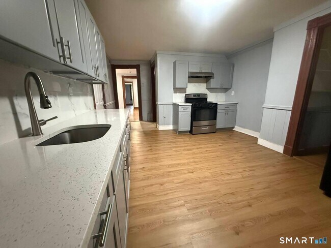 Building Photo - 300 Willow St