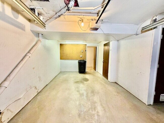 Building Photo - 954 S Miller St