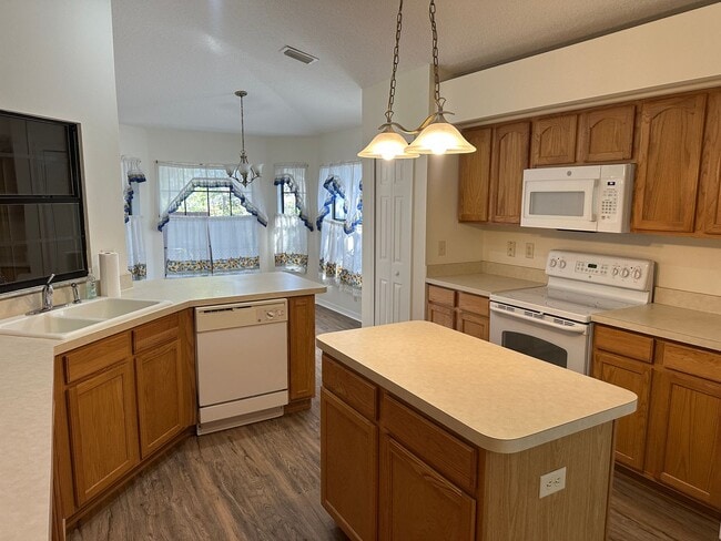 Building Photo - 4 Bedroom 3 Bath Single Family Home in The Groves of Baytree - Tavares Florida