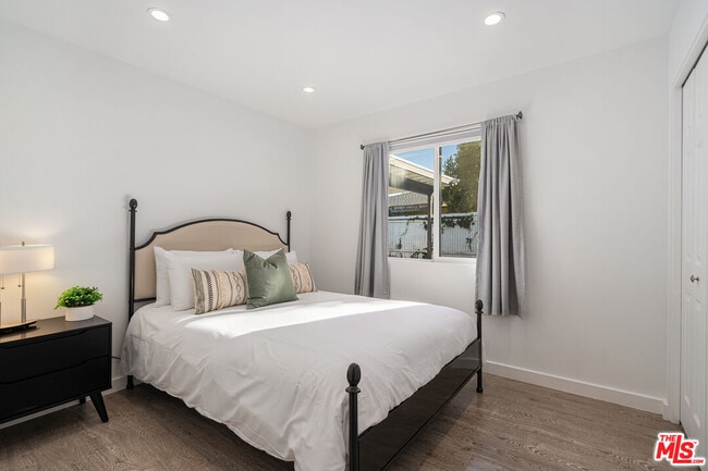 Building Photo - 5202 Topeka Dr