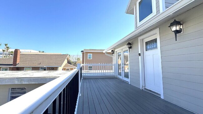 Building Photo - 215 N Wild Olive Ave