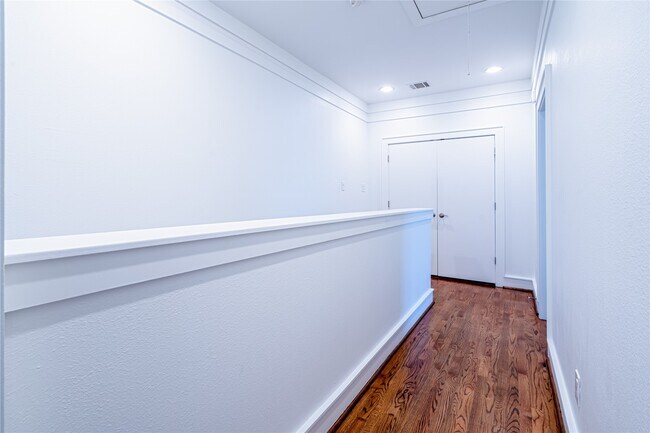 Building Photo - 5321 Lillian St