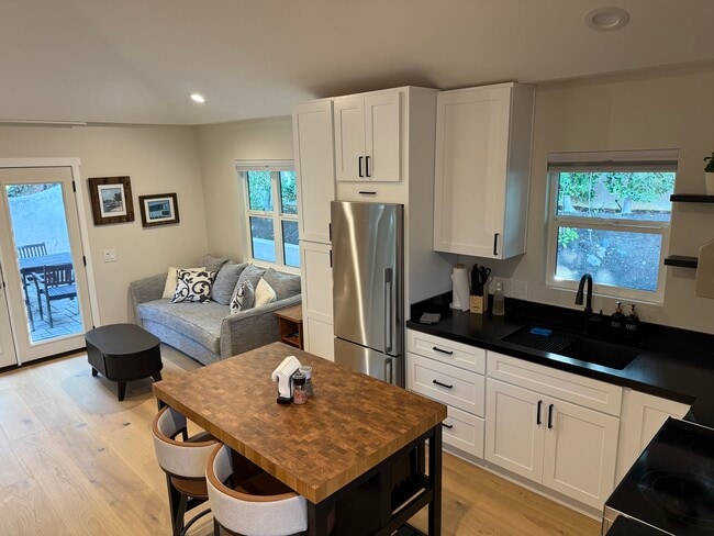 Building Photo - 26552-26552 Royale Dr