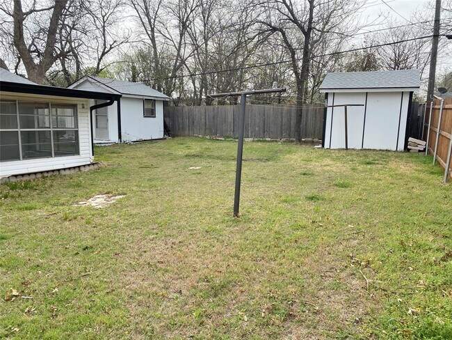 Building Photo - 3560 Regal Rd
