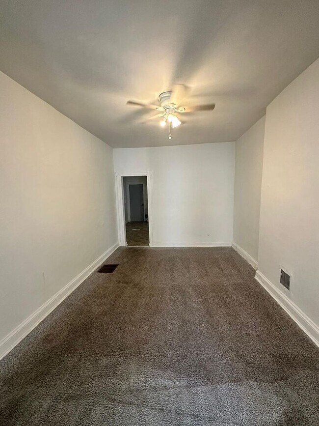 Building Photo - 904 N Payson St