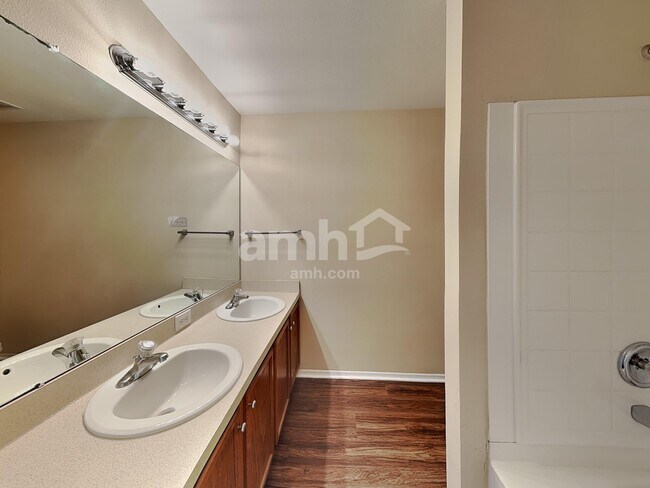 Building Photo - 2050 Harcourt Pl