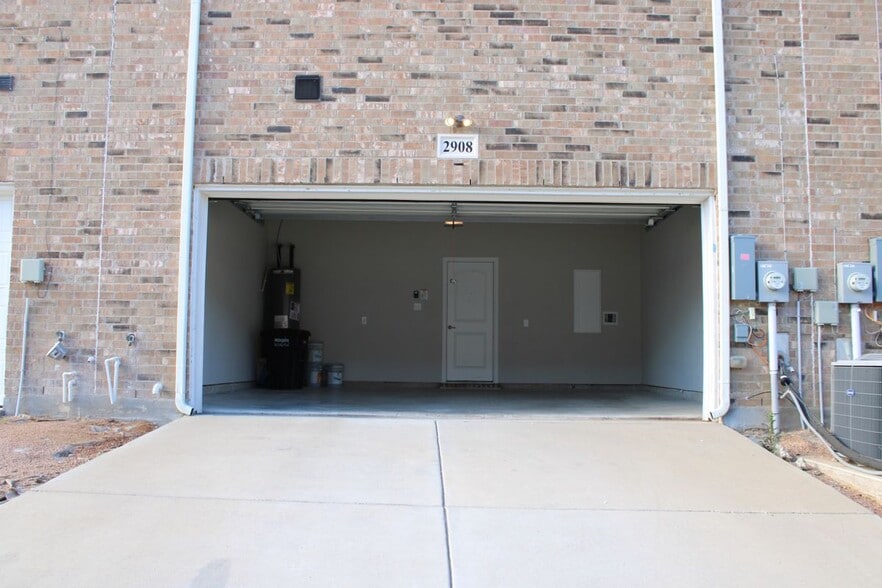 Building Photo - 2908 Mare Dr