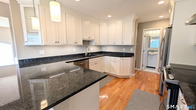 Building Photo - 10 Ledgewood Dr