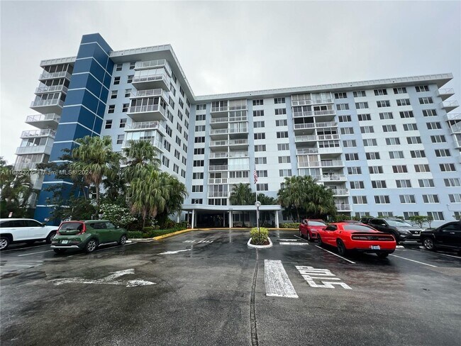 Building Photo - 4200 Hillcrest Dr