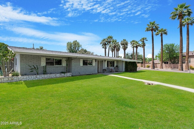 Primary Photo - 1021 W Las Palmaritas Dr