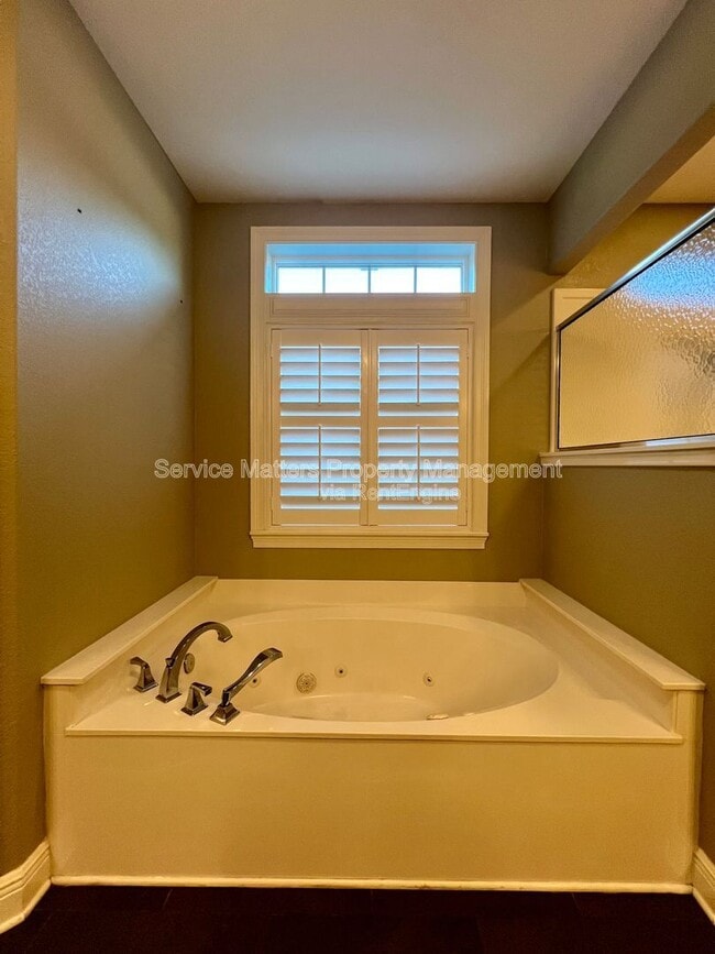 Building Photo - 2926 Greystone Dr