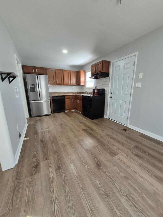 Building Photo - Adorable, remodeled 3br/1ba house close to...